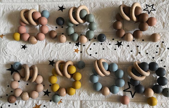 Teether de encargo del bebé del silicón de los juguetes de las gotas del silicón con la pulsera de madera 2