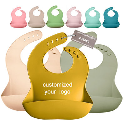 Babero ajustable de encargo del bebé del silicón de la longitud del OEM con el colector de la comida